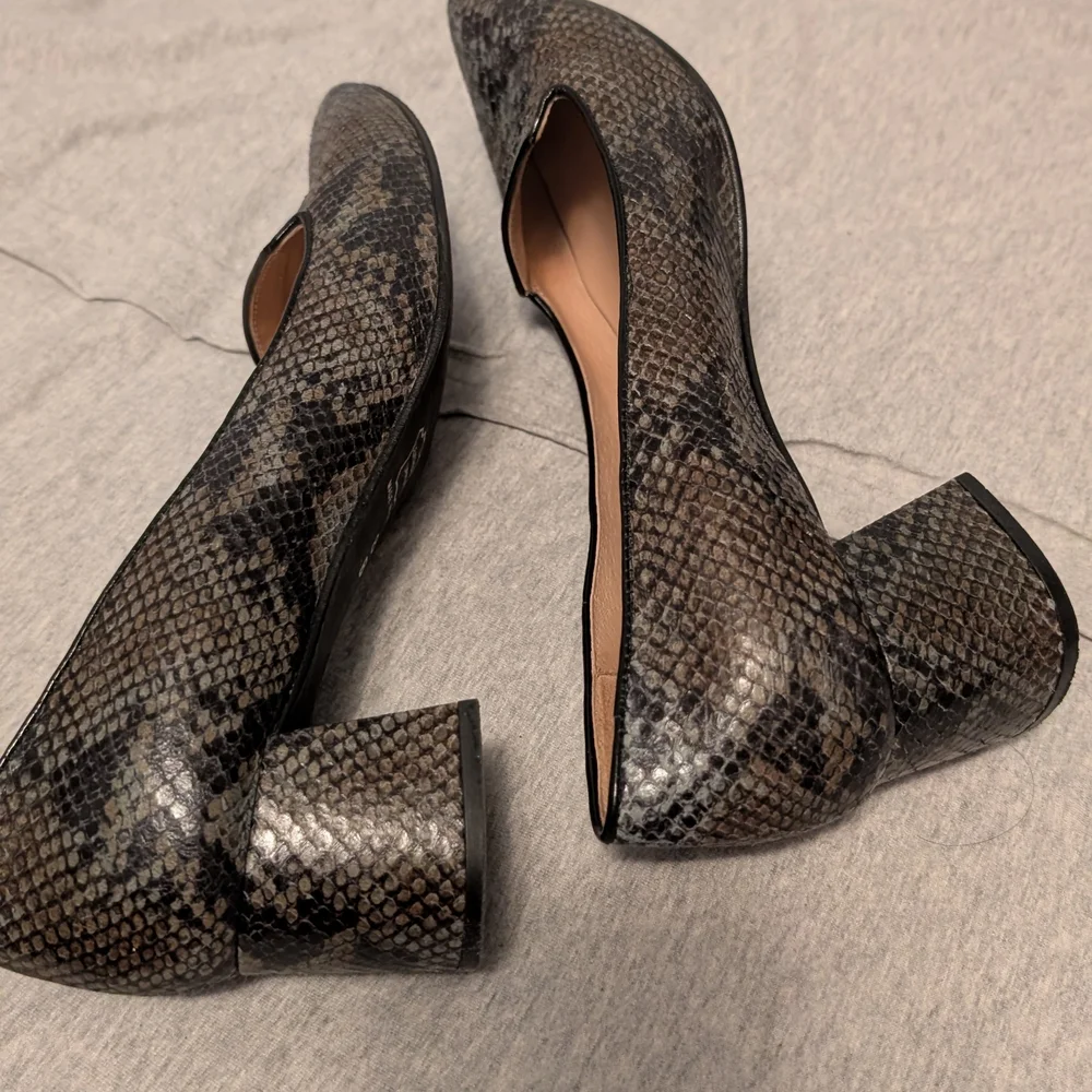 Elegant Black and Gray Snakeskin Women's Shoes Size 8